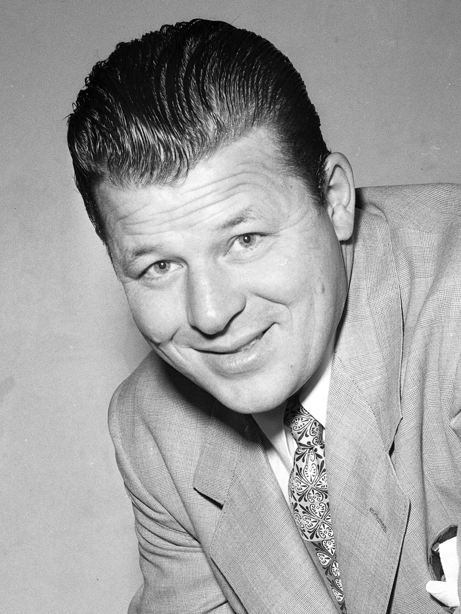 Jack Carson becomes a US citizen (cropped)