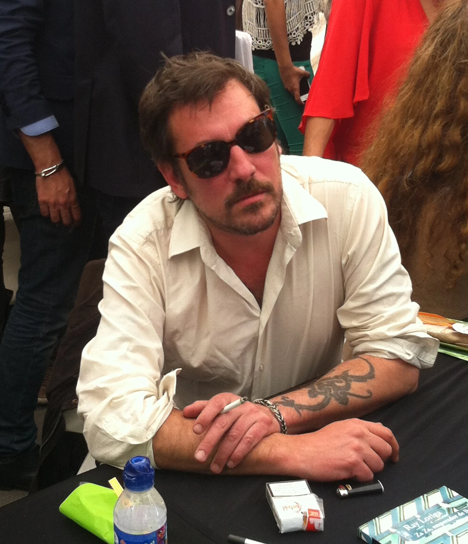 Ray Loriga (ulleres) Diada de Sant Jordi 2014 a Barcelona (25)